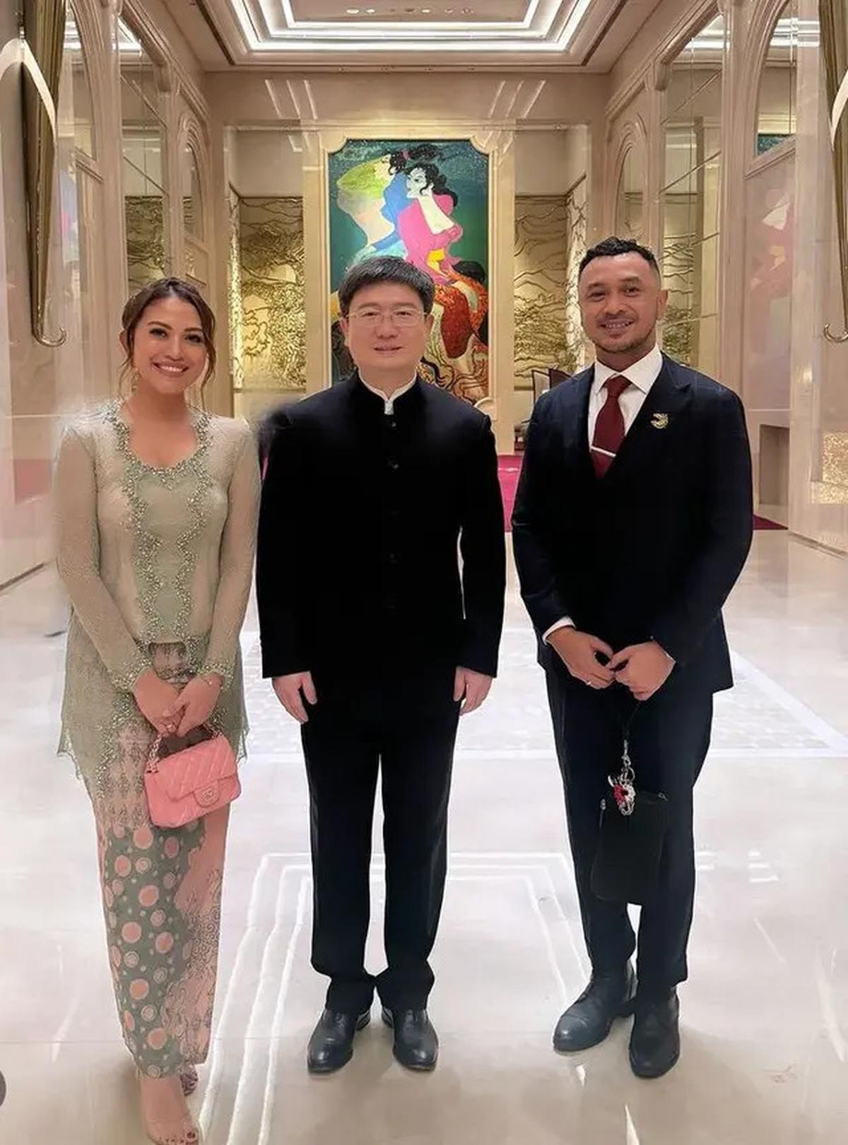 8 OOTD Cynthia Riza Istri Giring yang Sebentar Lagi Jadi Calon Ibu Pejabat saat Kenakan Wastra Nusantara