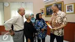Ketua Komisi Kejaksaan Sumarno (kanan) menerima keluarga korban pelanggaran HAM di ruang Komisi Kejaksaan, Jakarta, Jumat (11/3). Keluarga korban mengadukan Jaksa Agung dalam penyidikan perkara pelanggaran HAM berat. (Liputan6.com/Helmi Fithriansyah)