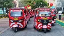Puluhan bajaj dengan motif kemerdekan mengikuti program Konvoi Kemerdekan serta mengampanyekan menurunkan emisi dengan diskon tarif di Jakarta, Kamis (17/8/2023). (Liputan6.com/Angga Yuniar)