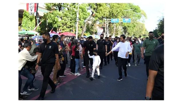 6 Momen Presiden Jokowi dan Jan Ethes Jalan Santai di CFD Solo, Sapa Masyarakat