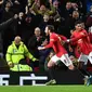 Para pemain Manchester United berselebrasi setelah Juan Mata membobol jala Wolverhampton Wanderers pada babak kelima Piala FA, di Old Trafford, Kamis (16/1/2020). (AFP/Paul Ellis)