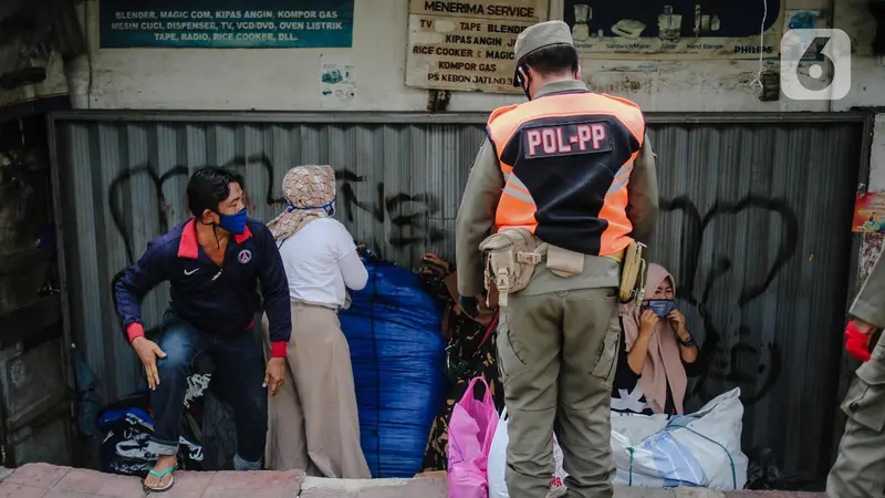 FOTO: PSBB Diperpanjang, PKL Tanah Abang Kembali Ditertibkan