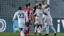 Gelandang Real Madrid, Casemiro (tengah) berselebrasi usai mencetak gol ke gawang Atletico Madrid pada pertandingan La Liga Spanyol di stadion Alfredo Di Stefano, Spanyol, Minggu (13/12/2020). Madrid menang atas Atletico 2-0. (AP Photo/Bernat Armangue)