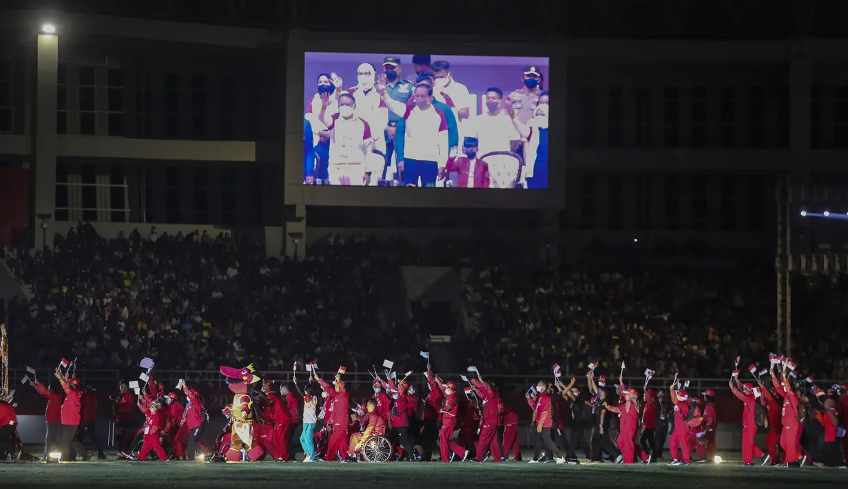 Kontingen Indonesia berjalan sambil membawa bendera dan melambaikan tangan pada penutupan ASEAN Para Games 2022 di Stadion Manahan, Solo, Jawa Tengah, Sabtu (6/8/2022). Tuan rumah Indonesia menjadi juara umum pada ASEAN Para Games 2022 tersebut. (FOTO: Dok. ASEAN Para Sports Federation)