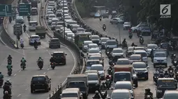 Mobil berplat nomor genap terjebak kemacetan di Jalan KH. Abdullah Syafei, Jakarta, Senin (9/9/2019). Perluasan wilayah ganjil genap yang berlaku hari ini membuat pengendara beralih ke ruas jalan alternatif sehingga jumlah kendaraan meningkat dan menyebabkan kemacetan panjang. (merdeka.com/Iqbal Nug
