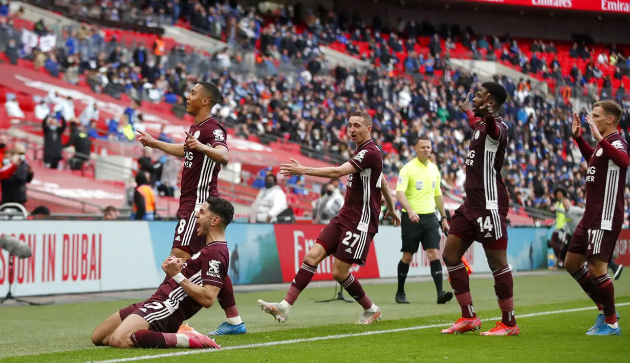 Pemain Leicester City Youri Tielemans (berdiri kiri) merayakan golnya ke gawang Chelsea pada pertandingan final Piala FA di Stadion Wembley, London, Inggris, Sabtu (15/5/2021). Leicester City mengalahkan Chelsea 1-0. (Matt Childs/Pool via AP)