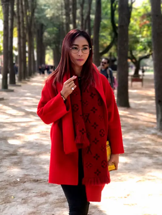 Selain iri dengan keharmonisan pasangan Inul Daratista dan Adam Suseno, warganet juga memperbicangkan terkait kumisnya Adam, suami penyanyi dangdut pemilik goyang ngebor ini. Berbagai komentar lucu melihat kumis lebatnya Adam. (Instagram/inul.d)