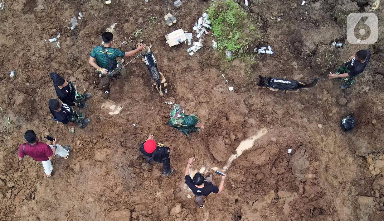 Foto udara saat tim SAR gabungan mencari korban yang tertimbun longsor akibat gempa berkekuatan magnitudo 5,6 di Cijendil, Kabupaten Cianjur, Jawa Barat, Rabu (23/11/2022). Puluhan warga di kawasan itu diperkirakan masih tertimbun longsor pascagempa yang mengguncang Cianjur pada 21 November 2022. (Liputan6.com/Herman Zakharia)