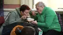 Perempuan Ukraina berbagi sup di stasiun kereta api di Przemysl, Polandia tenggara, pada Rabu (23/3/2022). Polandia telah menerima lebih dari 2 juta pengungsi Ukraina sejak invasi Rusia pada 24 Februari lalu. (AP Photo/Sergei Grits)