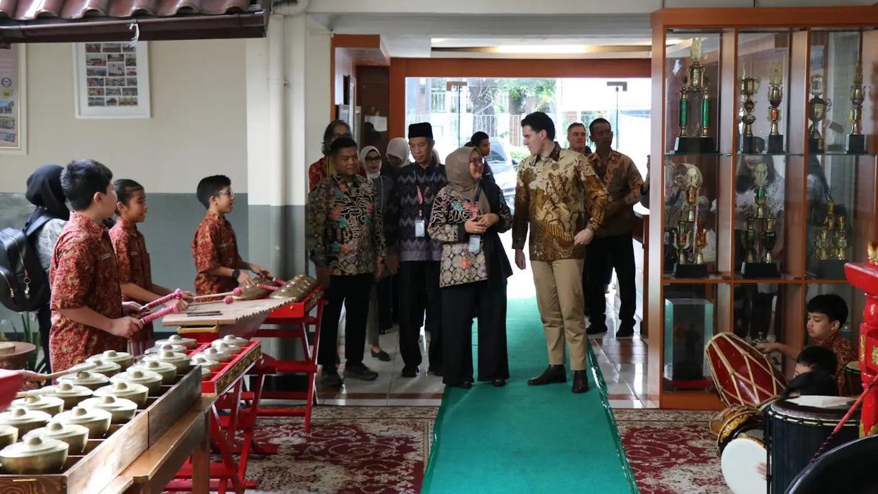 Kunjungan Yang Mulia Anggota Parlemen Australia, Tim Watts ke SMP Labschool Kebayoran