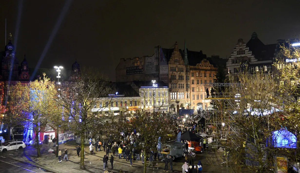 Warga mengikuti nonton bareng liga Champions antara Malmo FF dan Paris Saint Germain di Pusat Kota Malmo, Rabu (25/11/2015),  Zlatan Ibrahimovic membayar semua biaya acara nonton bareng di kampung halamannya.  (REUTERS/Jon Willen/TT News Agenc)