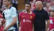 Pemain Liverpool, Trent Alexander-Arnold (tengah) bersama pelatih Arne Slot setelah laga lanjutan Liga Inggris 2024/2025 melawan Arsenal di Anfield, Liverpool, Inggris, Minggu (11/05/2025) waktu setempat. (AP Photo/Jon Super)