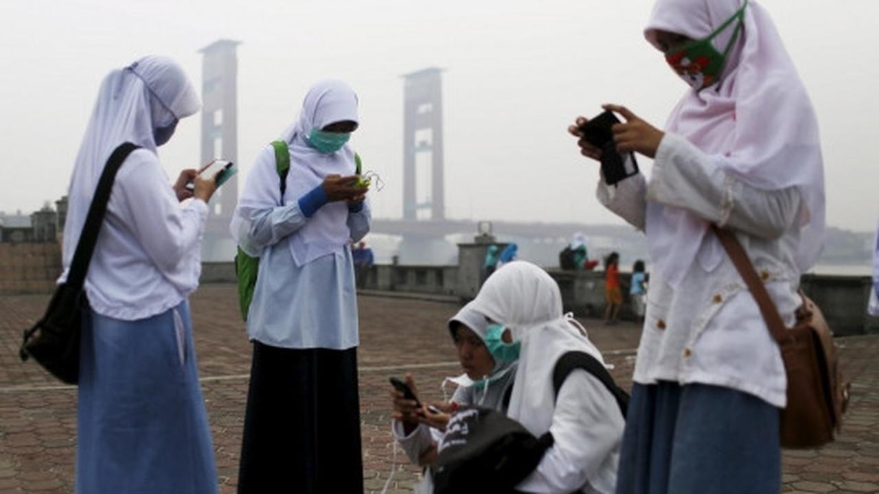 Kekhusyukan warga Palembang gelar salat Istisqa di dekat Ampera