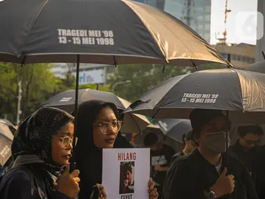 Para aktivis dan pegiat serta korban pelanggaran Hak Asasi Manusia (HAM) mengikuti aksi Kamisan ke-837 di depan Istana Negara, Kamis (24/10/2024). (Liputan6.com/Angga Yuniar)