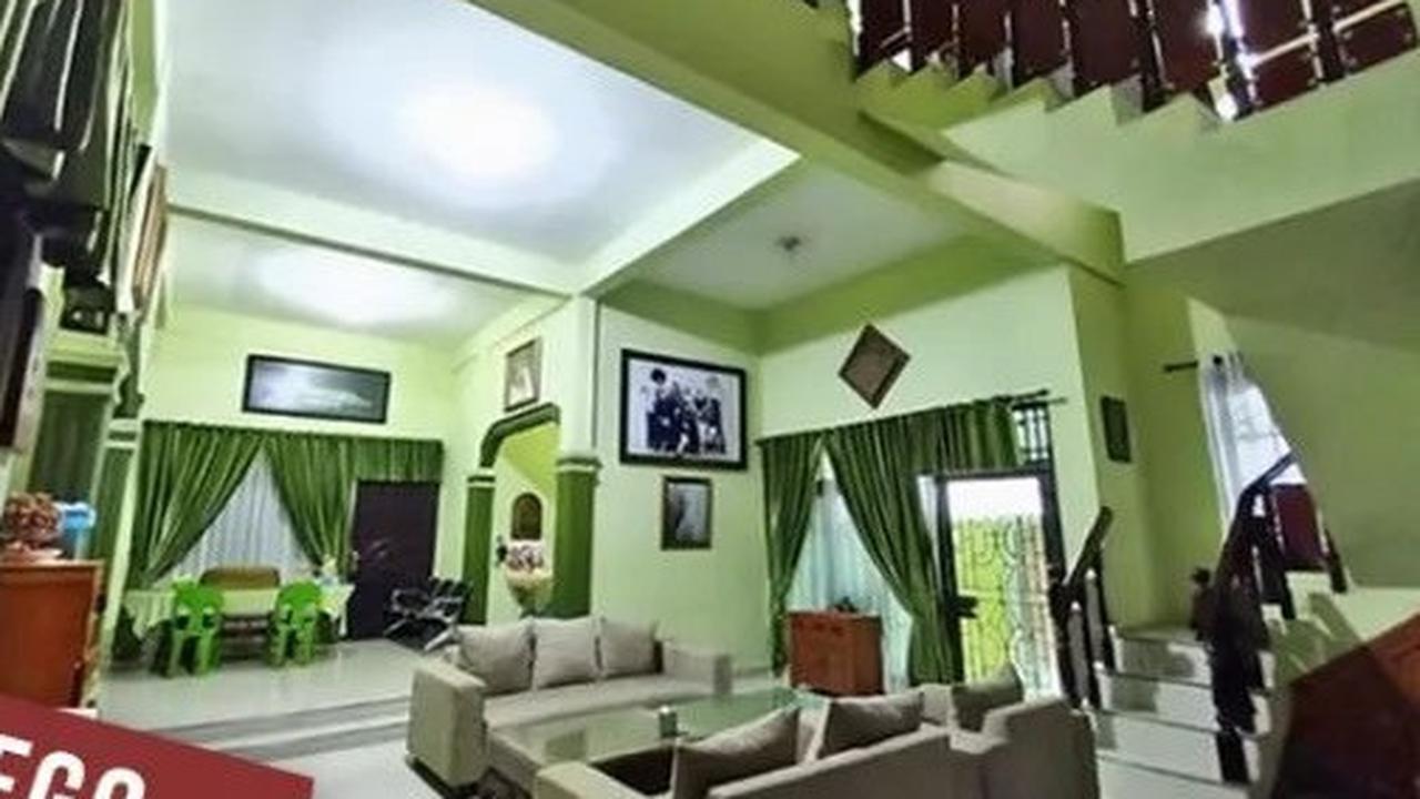 Bagian dalam rumah ini sangat luas dan bahkan dilengkapi dengan lantai atas.