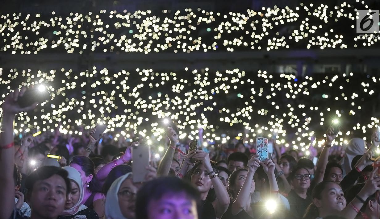 Sejumlah penonton menyaksikan Ed Sheeran dalam konser Divide World Tour 2019 di Stadion Utama Gelora Bung Karno, Jakarta Pusat (3/5/2019). Ed Sheeran membawakan beberapa lagu andalan antara lain Photograph, Thinking Out Loud, Shape of You, dan Perfect. (Fimela.com/Bambang E. Ros)