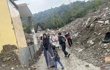 Warga Agam Lewati Material Banjir Bandang Demi Silaturahmi Lebaran