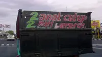 '2 anak cukup, 2 istri bangkrut' tulisan di badan truk ini mungkin menjadi pengingat supaya tidak selingkuh. Apa lagi ya tulisan lucu lainnya?