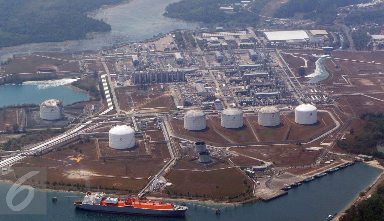 Suasana area kilang LNG Badak di Kalimantan Timur, Rabu (28/10). Pertagas terus melakukan terobosan dalam bisnis LNG yaitu dengan menggarap potensi pasar ritel LNG untuk industri tambang dan komersial di Kalimantan. (Liputan6.com/Immanuel Antonius)