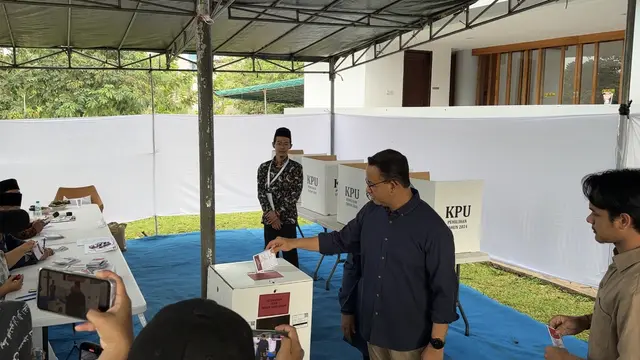 Anies Baswedan sempat berguyon dengan awak media usai menyalurkan hak suaranya di TPS 29 Lebak Bulus, Jakarta Selatan.