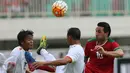 Pemain depan Timnas Indonesia U-22, Ezra Walian (kanan) berebut bola dengan pemain Myanmar saat laga persahabatan di Stadion Pakansari, Kab Bogor, Selasa (21/3). Timnas Indonesia U-22 kalah 1-3 dari Myanmar. (Liputan6.com/Helmi Fithriansyah)