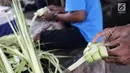 Pedagang membuat kulit ketupat siap jual di Pasar Kemiri Muka, Depok, Jawa Barat, Selasa (12/6). Menjelang Lebaran, pedagang kulit ketupat mengaku kebanjiran pembeli. (Liputan6.com/Herman Zakharia)