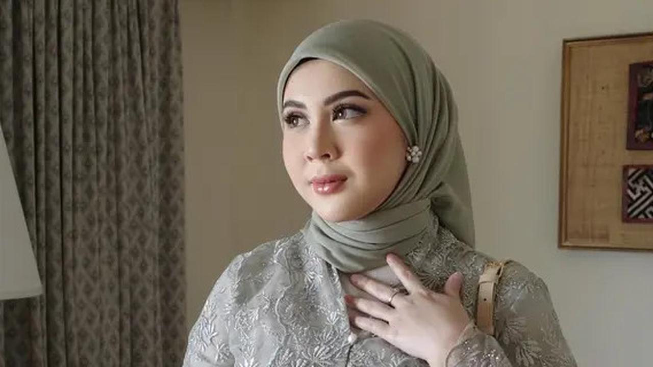7 Model Gamis dan Setelan Hijab ala Kesha Ratuliu, Insprasi Gaya Kekinian Cocok untuk Ibu Muda