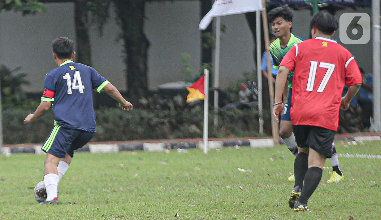 Pemain tim fraksi Gerinda berebut bola dengan pemain tim Gedung Taman DPR saat pertandingan dalam rangkaian HUT Gerindra ke-15 di Lapangan Sepak bola DPR RI, Jakarta, Selasa (31/1/2023). Sejumlah kegiatan dilaksanakan dalam rangkaian HUT Gerinda Ke-15 yang digelar sederhana dan tidak secara foya-foya. (Liputan6.com/Faizal Fanani)