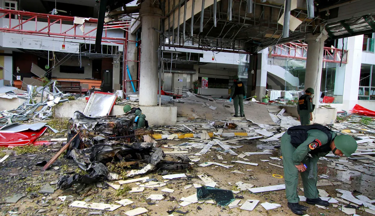 Para tentara Thailand melakukan penyisiran dan investigasi di lokasi ledakan bom mobil di sebuah hotel di Provinsi Pattani, Thailand, Rabu (24/8). Ledakan bom mobil tersebut menewaskan satu orang dan 30 orang luka-luka. (REUTERS/Surapan Boonthanom)