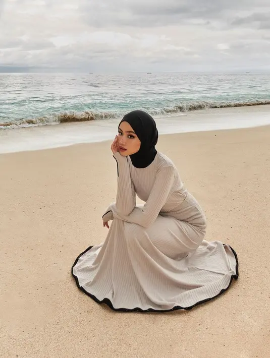 Tampil aesthetic ala Sashfir, bisa pilih ribbed knit maxi dress seperti yang dikenakannya pada potret ini. [@sashfir]