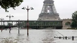 Pemandangan banjir di dekat menara Eiffel, Paris, Prancis, setelah hampir setiap hari hujan lebat menguyur negeri ini, (3/6). Presiden Francois Hollande menetapkan situasi darurat nasional di wilayah yang digenangi banjir. (REUTERS/Philippe Wojazer)