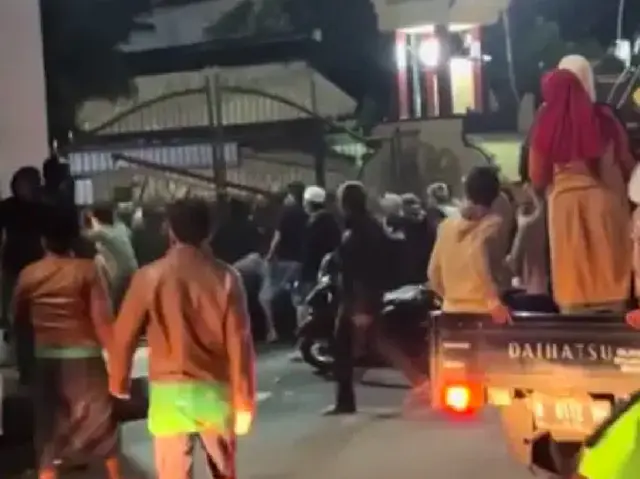 Puluhan massa mendatangi Mapolres Lumajang. (istimewa)