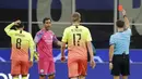 Kiper Manchester City, Claudio Bravo, mendapat kartu merah saat melawan Atalanta pada laga Liga Champions 2019 di Stadion San Siro, Rabu (6/11). Kedua tim bermain imbang 1-1. (AP/Luca Bruno)