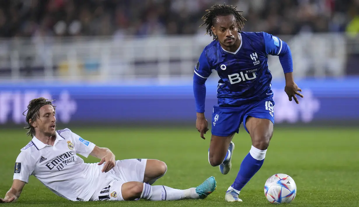 Pemain Real Madrid, Luka Modric, dilewati pemain Al Hilal, Andre Carrillo pada laga final Piala Dunia Antarklub 2023 di Stadion Prince Moulay Abdellah, Rabat, Maroko, Sabtu (11/2/2023). Ini adalah gelar kelima bagi Los Blancos di turnamen ini, setelah 2014, 2016, 2017 dan 2018.  (AP Photo/Manu Fernandez)
