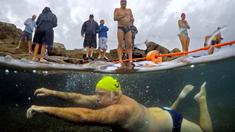  Seorang anggota klub renang Maroubra Winter Seals bersiap-siap menyelam di perairan dingin di Pantai Maroubra, Sydney, Australia, (19/7/2016). (Reuters/David Gray)