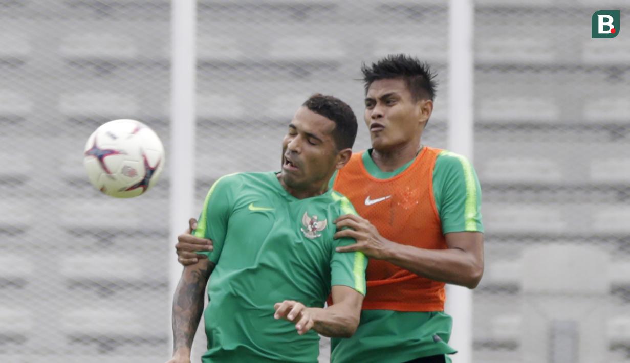 Pemain Timnas Indonesia, Beto Goncalves, duel udara dengan Fachruddin Aryanto saat latihan di Stadion Madya Senayan, Jakarta, Rabu (21/11). Latihan ini persiapan jelang laga Piala AFF 2018 melawan Filipina. (Bola.com/M. Iqbal Ichsan)