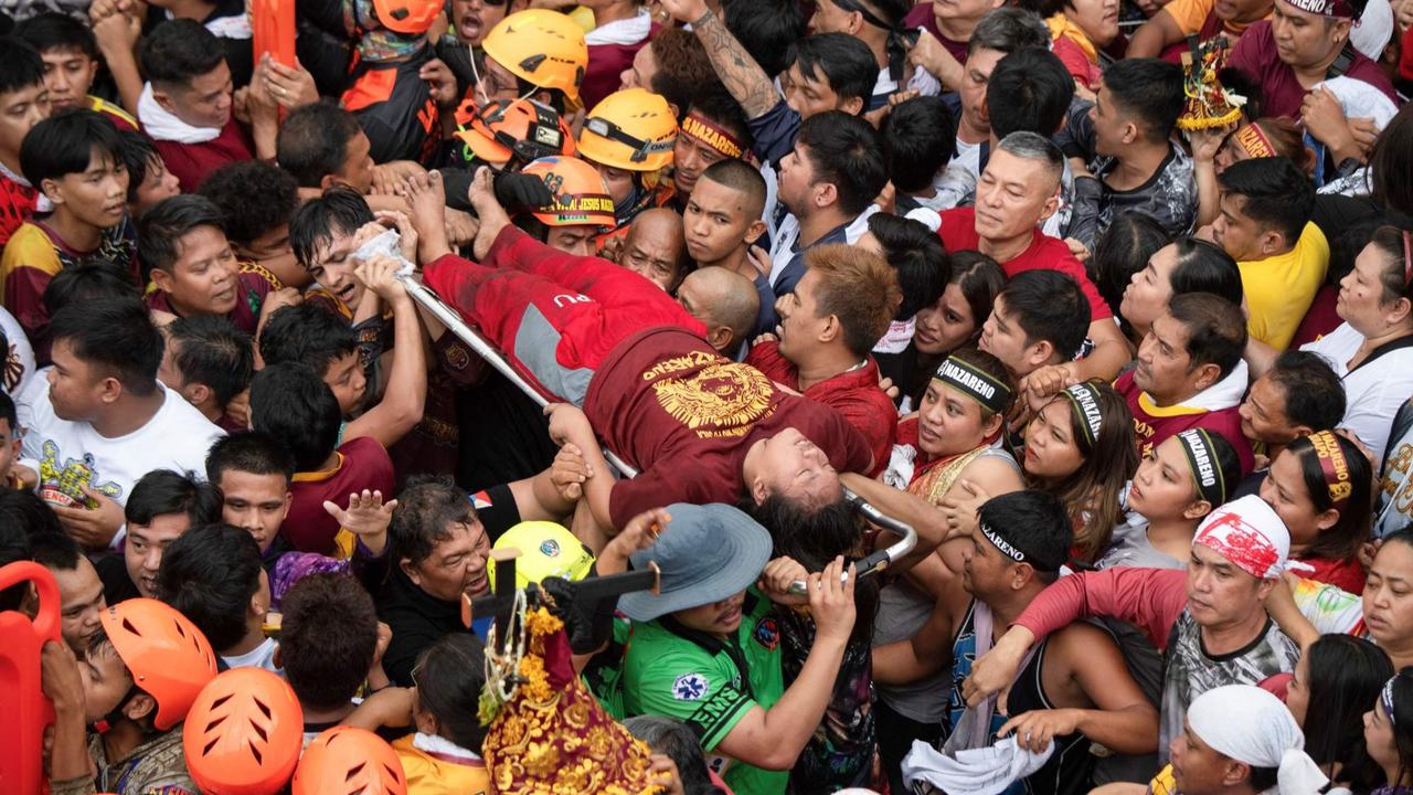 Lautan umat Katolik arak patung Yesus saat parade Black Nazarene di Filipina