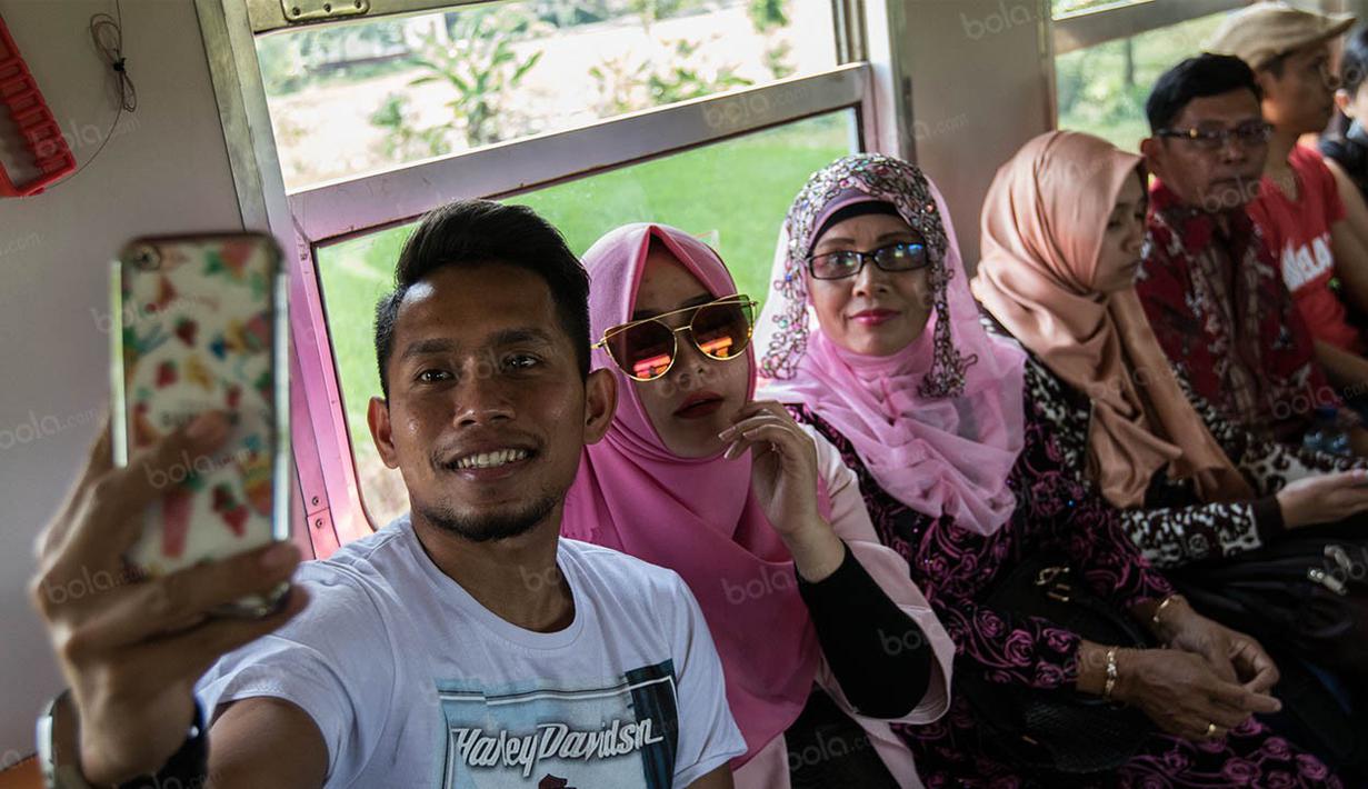 Penyerang timnas Indonesia, Andik Vermansah, menikmati perajalan menggunakan kereta api Prambanan Ekspres dari Solo menuju Yogyakarta pada Rabu (7/9/2016). (Bola.com/Vitalis Yogi Trisna)
