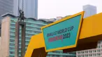 Local Organizer Committee (LOC) berkolaborasi dengan FIFA menyiapkan kegiatan interaktif untuk meningkatkan animo masyarakat menjelang Piala Dunia U-17 2023. Kota pertama yang disinggahi adalah Jakarta saat peringatan Hari Bebas Kendaraan Bermotor di kawasan Bundaran HI, Minggu (15/10/2023). (Bola.com/Bagaskara Lazuardi)