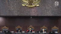 Ketua Hakim Mahkamah Konstitusi I Dewa Gede Palguna (tengah) dan anggota Hakim Mahkamah Konstitusi Manahan MP Sitompul (kiri) dan Wahiduddin Adams saat sidang uji UU BUMN di Jakarta, Senin (5/3). (Liputan6.com/Angga Yuniar)