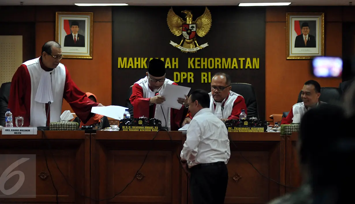 Menteri ESDM Sudirman Said memberikan sejumlah bukti sebelum sidang pemeriksaan perkara Setya Novanto di ruang MKD, Kompleks Parlemen Senayan, Jakarta, Rabu (2/12) . Sudirman dimintai keterangan seputar pencatutan nama Presiden. (Liputan6.com/Johan Tallo)