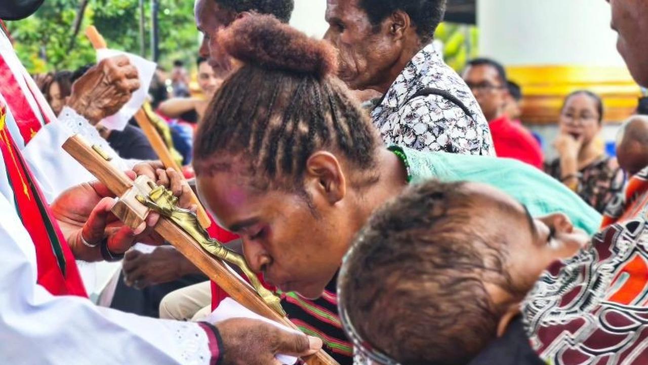 Teladan Kesetiaan Rasul Petrus: Pastor KSK Nabire Ajak Umat Katolik Berjuang di Jumat Agung