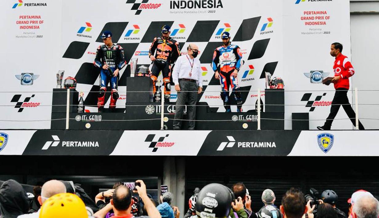 Presiden Jokowi memberikan piala kepada pemenang MotoGP Indonesia 2022 yaitu Miguel Oliveira, kemudian Fabio Quartararo menempati urutan kedua dan Johann Zarco yang menempati urutan ketiga, Minggu 20 Maret 2022. (Foto: Laily Rachev - Biro Pers Sekretariat Presiden)