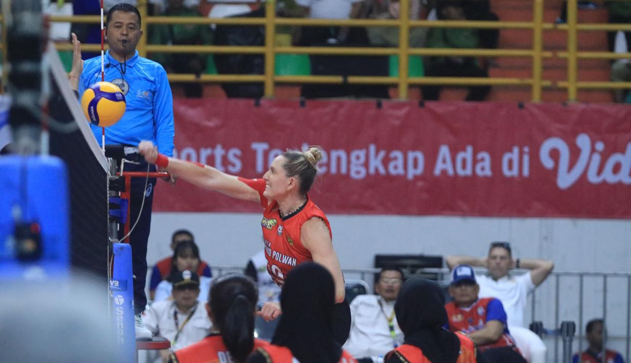 <p>Pemain Jakarta Popsivo Polwan, Madison Kingdon melepaskan spike saat menghadapi Jakarta Pertamina Enduro pada laga seri kedua putaran kedua PLN Mobile Proliga 2024 di GOR Si Jalak Harupat, Kabupaten Bandung, Kamis (6/6/2024). Jakarta Popsivo Polwan menang 3-0 (25-14, 25-17, 25-21). (Dok. PBVSI)</p>
