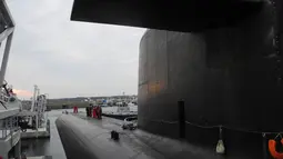 Para prajurit Angkatan Laut Perancis berbaris di atas kapal selam nukir Triumphant "Le Vigilant" selama bersandar pelabuhan L'Ile Longue, Brest, Perancis (21/10). (AFP /Valérie Leroux )