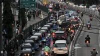 Suasana di depan Stasiun Jatinegara, Jakarta, Rabu (12/12). Kemacetan yang kerap kali terjadi, terutama pada jam sibuk akibat banyaknya angkutan umum, bajaj, hingga ojek yang memangkal di kawasan tersebut. (Merdeka.com/Iqbal S. Nugroho)