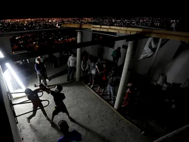Warga berlatih Tinju diatas atap sebuah Apartemen, tempat ini juga digunakan sebagai Gym yang bertujuan untuk kegiatan sosial serta peningkatan taraf hidup warga setempat di Monterrey, Mexico (29/1/2016). (REUTERS/Daniel Becerril) 