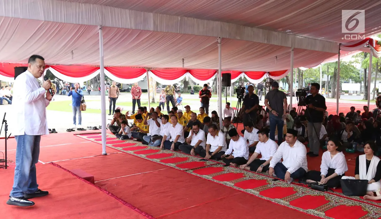 Ketua DPR RI Bambang Soesatyo memberikan sambutan dalam acara buka puasa bersama di Taman pluit, Jakarta Utara, Sabtu (2/5). Buka puasa ini diadakan oleh Angkatan Muda Partai Golkar (AMPG) DKI Jakarta. (Liptan6.com/Angga Yuniar)