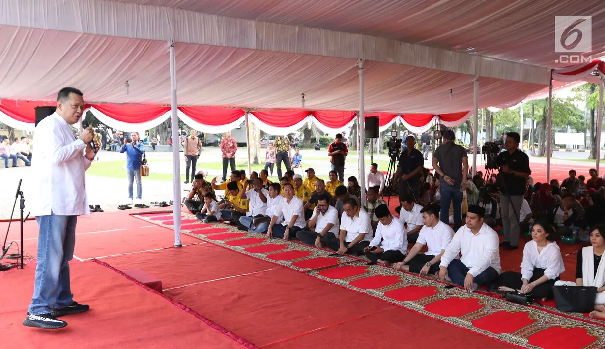 Ketua DPR RI Bambang Soesatyo memberikan sambutan dalam acara buka puasa bersama di Taman pluit, Jakarta Utara, Sabtu (2/5). Buka puasa ini diadakan oleh Angkatan Muda Partai Golkar (AMPG) DKI Jakarta. (Liptan6.com/Angga Yuniar)