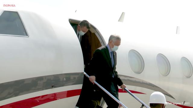 PM Lee Hsien Loong tiba di Jakarta pada Sabtu (24/4) untuk menghadiri ASEAN Leaders' Meeting yang digelar di kantor Sekjen ASEAN pada Sabtu (24/4). (Screenshot Youtube Sekretariat Presiden)